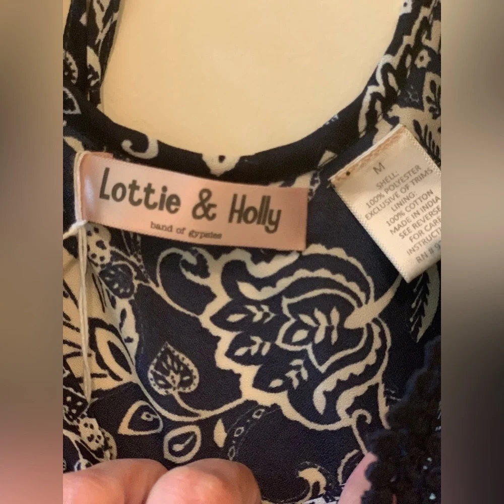 Lottie & Holly Floral V-Neck Dress with Lace Trim. Size-Medium - Picture 4 of 4